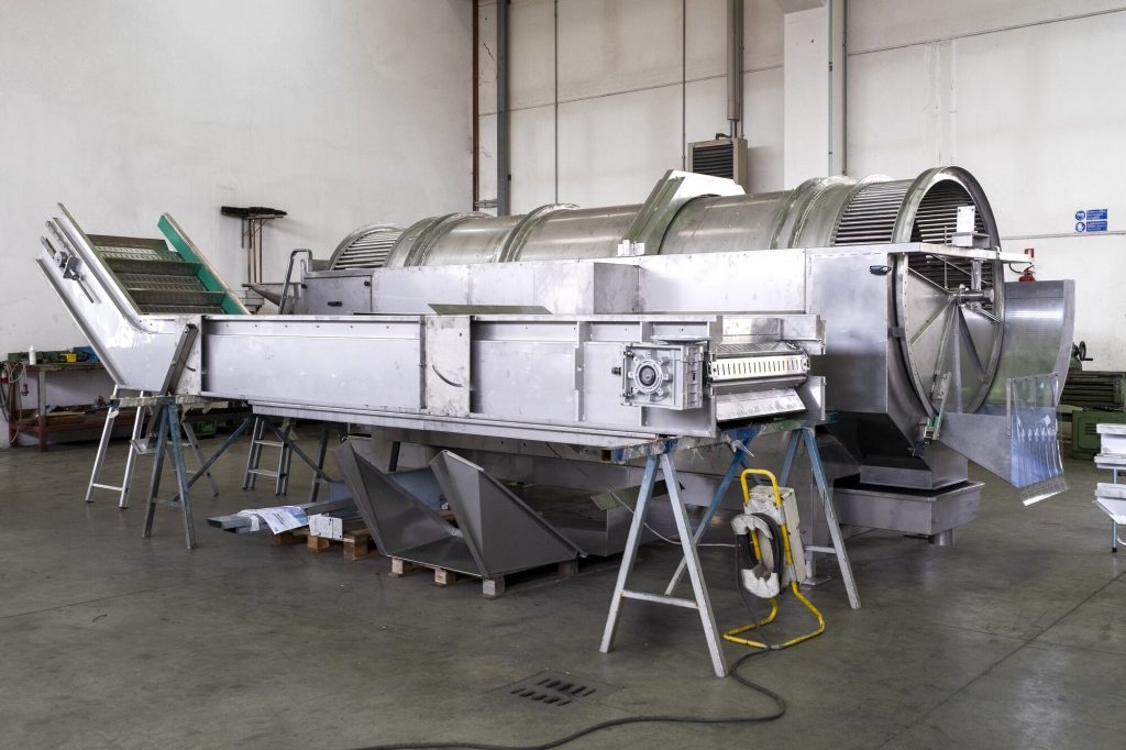 Lavatrice a tamburo in acciaio inox per ortofrutta in fase di assemblaggio in officina